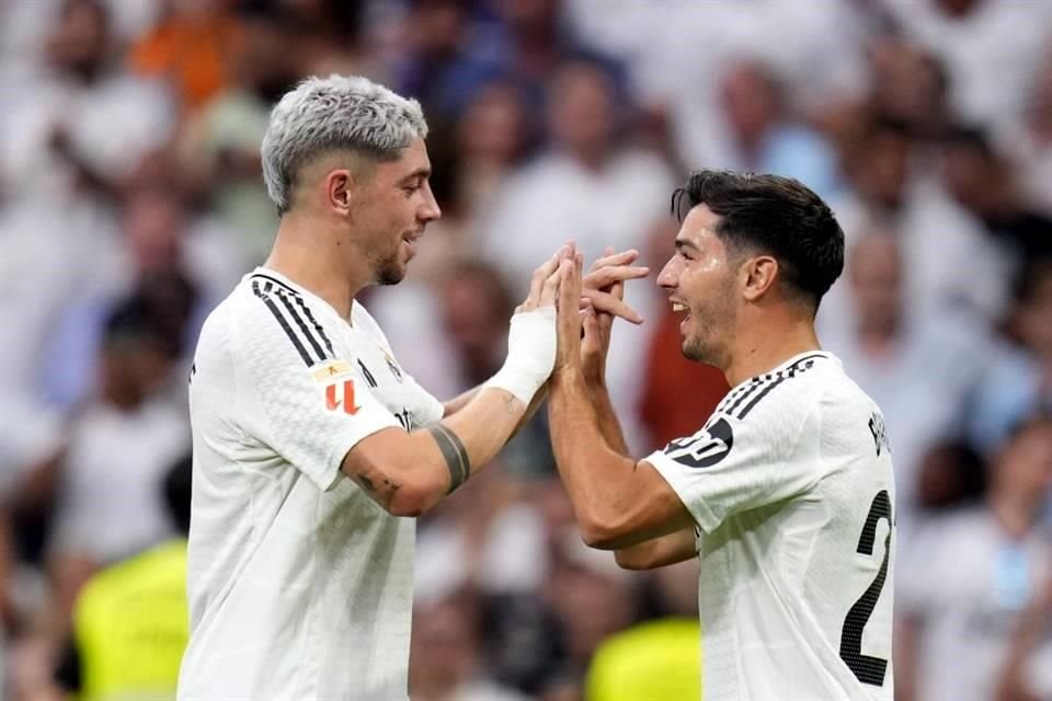 Brahim Díaz recibe la felicitación de Fede Valverde tras el 2-0.