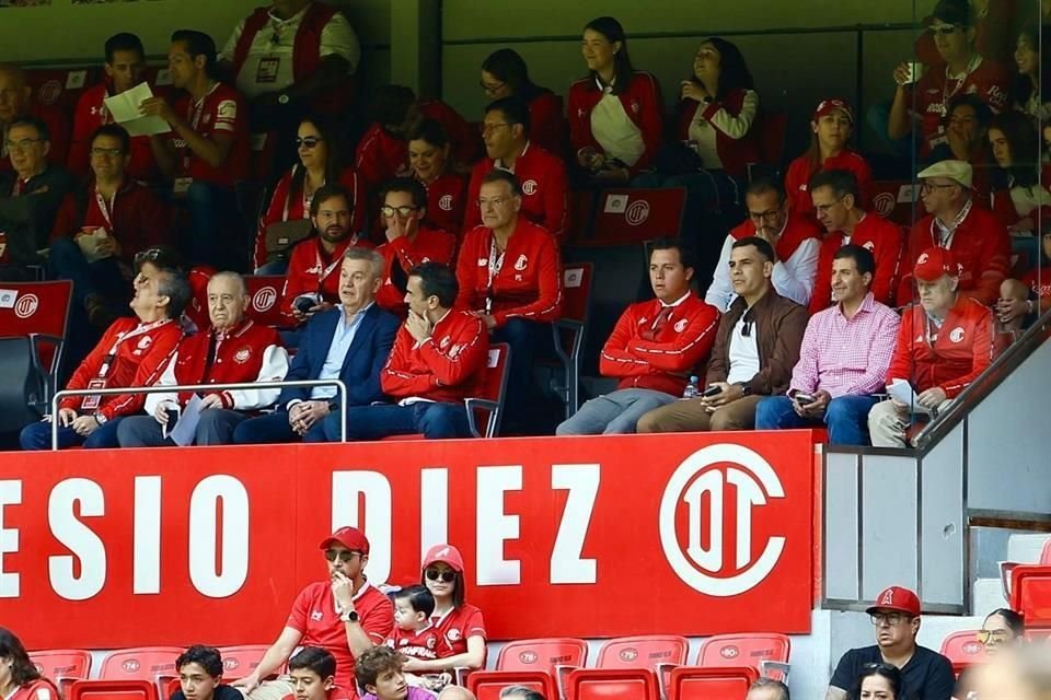 Javier Aguirre y sus asistente Rafa Márquez asistieron al Nemesio Díez para ver el duelo de este domingo.