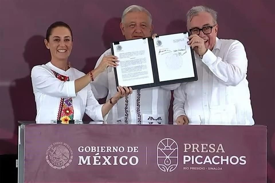 Sheinbau, AMLO y Rubén Rocha firmaron el documento que acredita la creación de un distrito de riego en Rosario, Sinaloa.