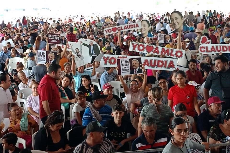 Simpatizantes de la 4T se hicieron presentes durante el acto verificado en El Rosario, Sinaloa.