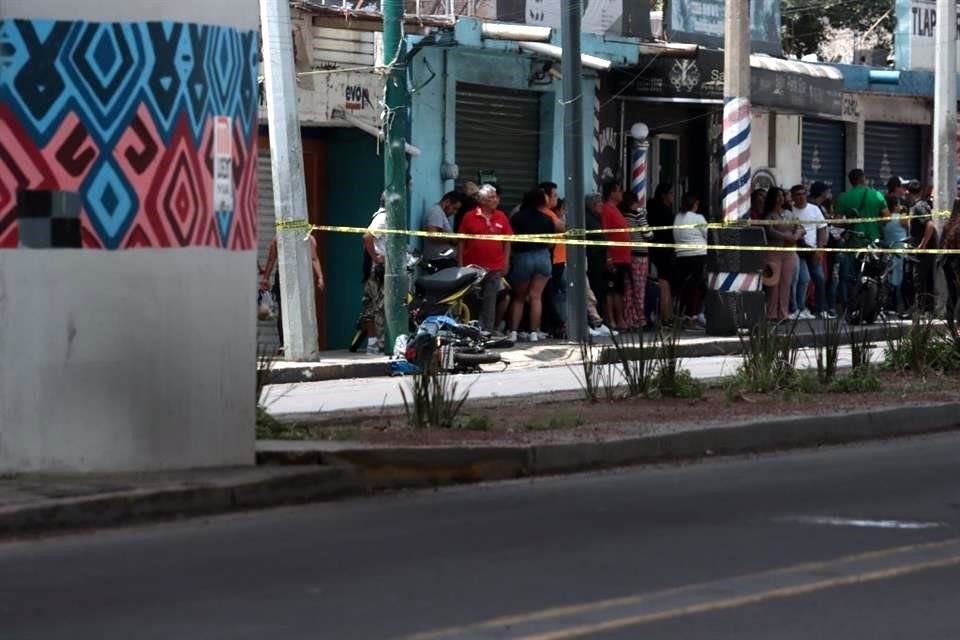 El joven, de entre 20 y 25 años, tomó una curva a alta velocidad y perdió el control, lo que ocasionó que se subiera al camellón.