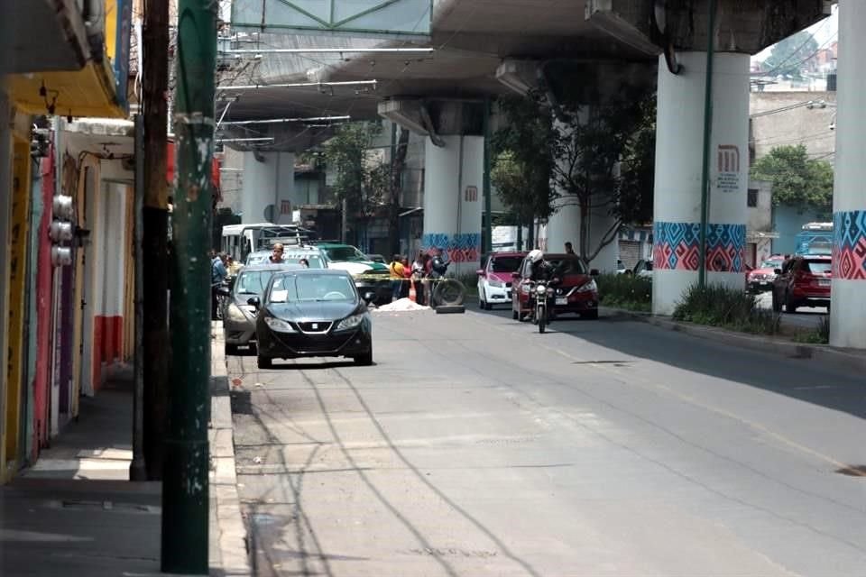 Un motociclista murió luego de perder el control y estrellarse contra el pilar del metro de la línea doce.