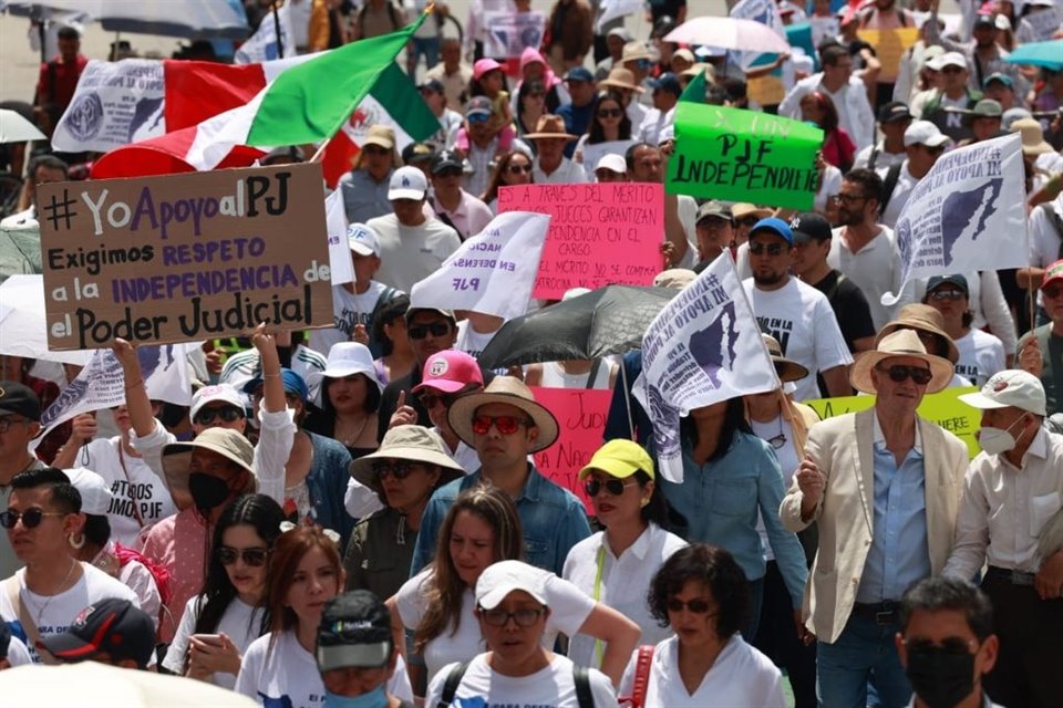 Trabajadores del Poder Judicial que están en contra de la reforma marcharon desde el Monumento a la Revolución rumbo al Zócalo capitalino.