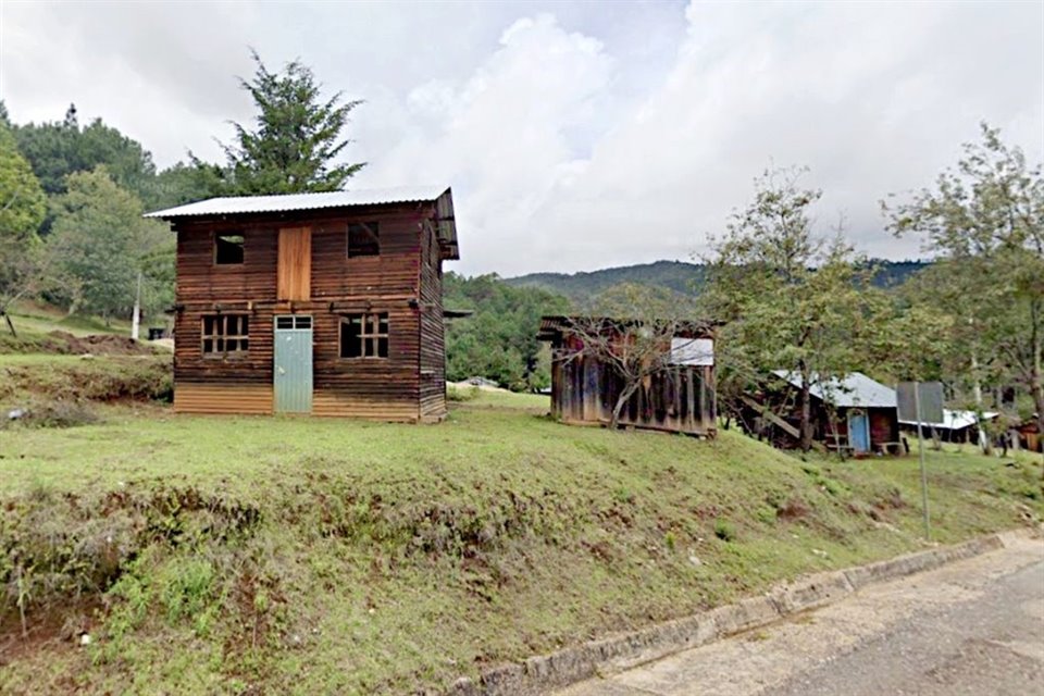 Un conjunto de casas improvisadas y hasta una cancha de basquet forman parte del pueblo que nadie habita.