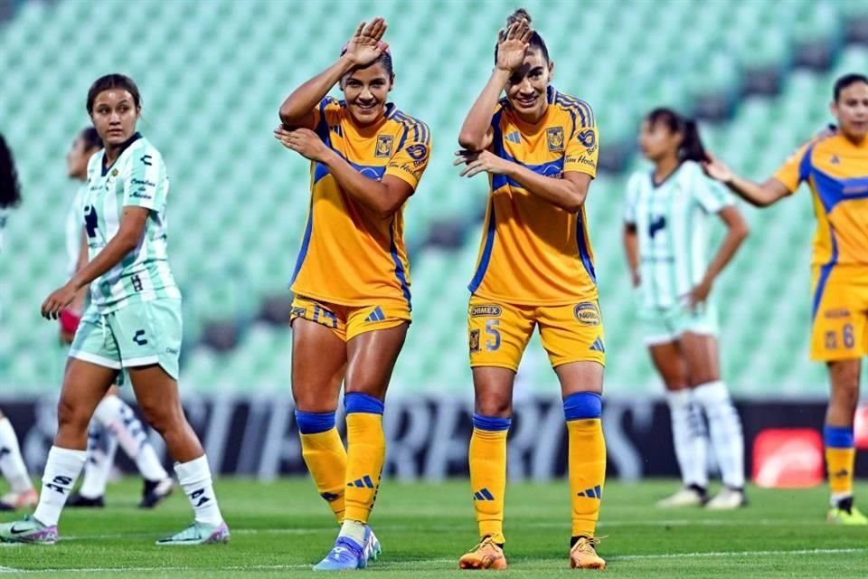 Cristina Ferral (izquierda) y Fernanda Elizondo festejan el primer gol de Tigres.