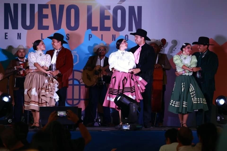 Previo a la gala de clausura del Ballet de Monterrey, la danza folklórica también mostró lo suyo.