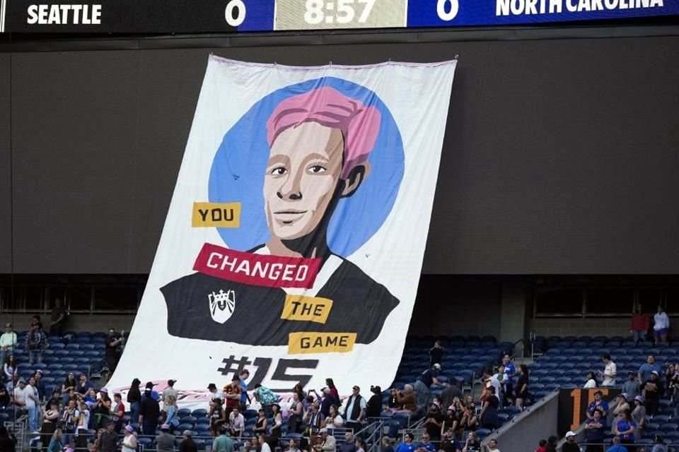 Los fanáticos del Seattle Reign mostraron una pancarta con el mensaje 'Cambiaste el Juego' por el retiro del número 15 de Megan Rapinoe.