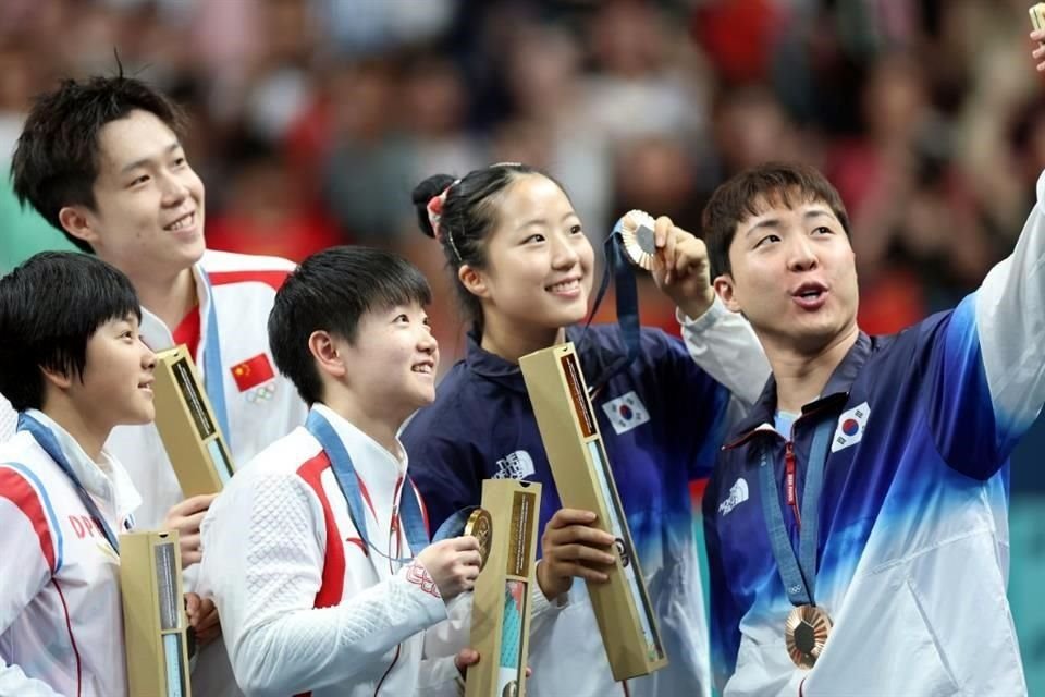 Durante la premiación del tenis de mesa en París 2024, los deportistas de Corea del Sur, China y Corea del Norte se tomaron una selfie.