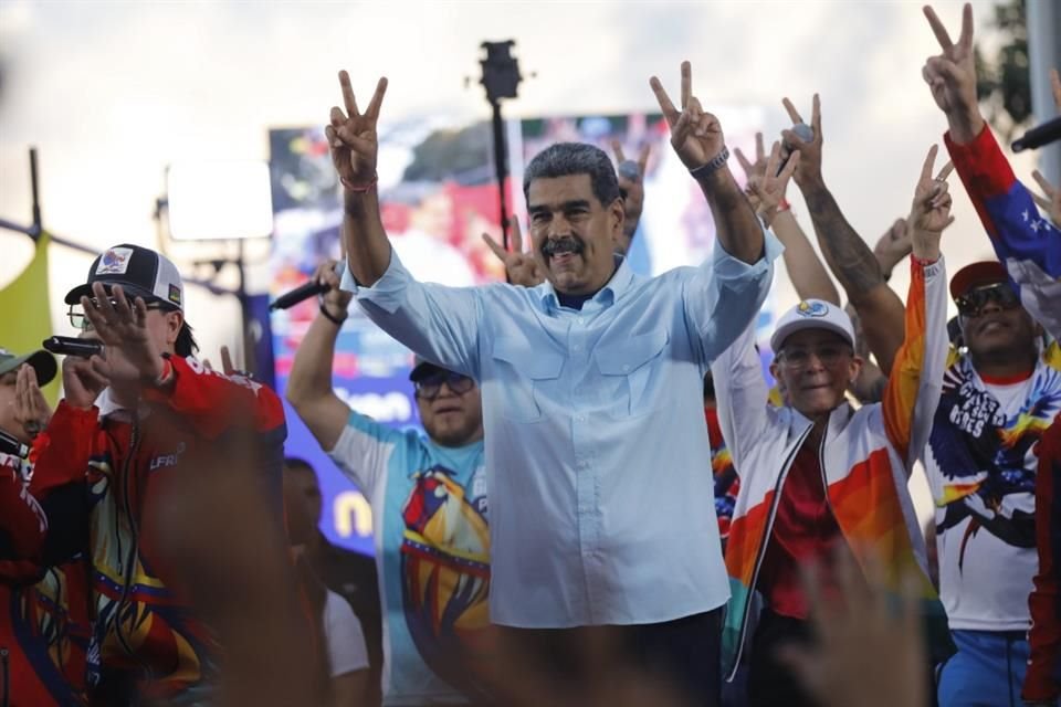 El Presidente venezolano, Nicolás Maduro, hace señales de victoria con las manos a sus seguidores durante una manifestación a favor del Gobierno en Caracas, Venezuela, el 17 de agosto de 2024.