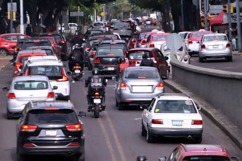 Automovilistas y algunos motociclistas que llevaban a estudiantes se estacionaban en doble y triple fila.