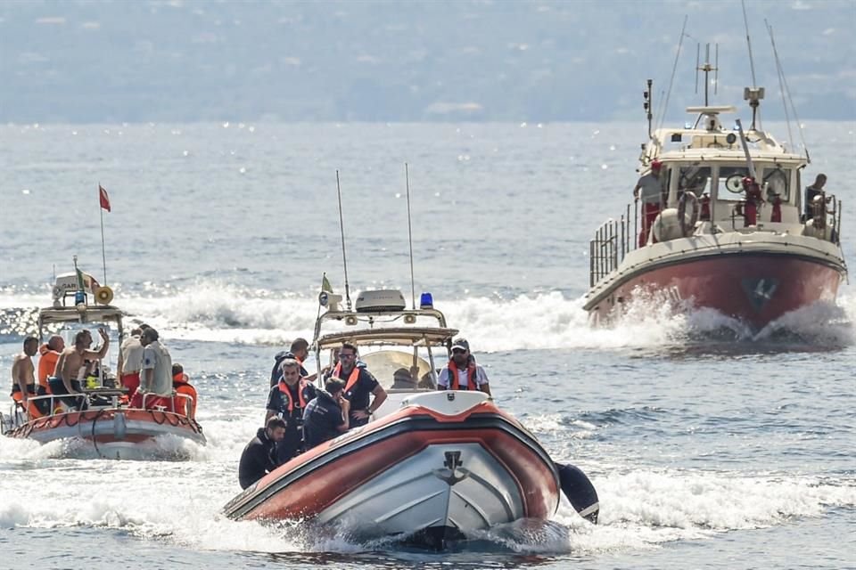 Barcos de rescate cerca del lugar donde se hundió un superyate frente a Porticello, Sicilia, Italia, el 22 de agosto del 2024.