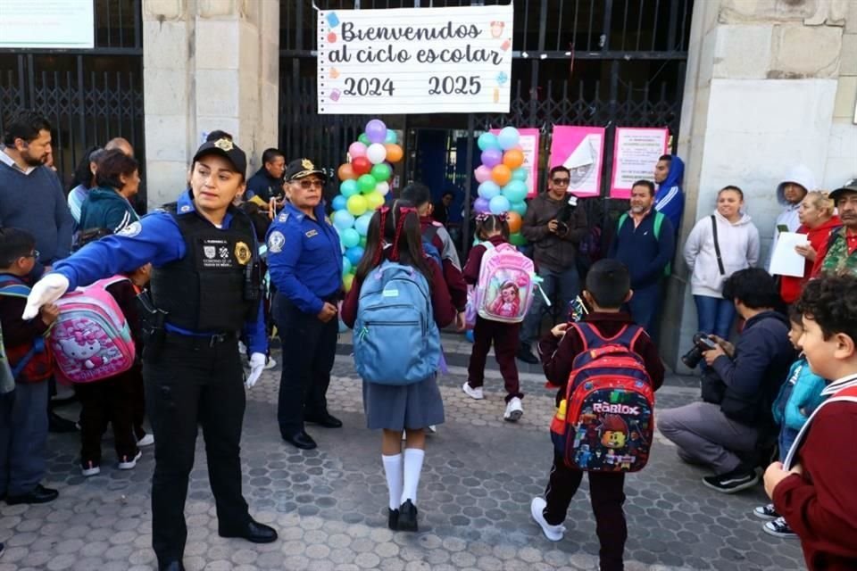 Un millón 250 mil niños y niñas de educación básica, en más de 4 mil unidades escolares y 3 mil planteles públicos, volvieron hoy a sus salones de clases.