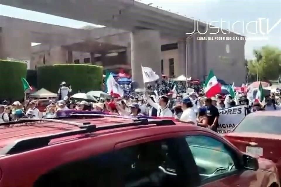 Los trabajadores salieron en marcha del Palacio de Justicia.