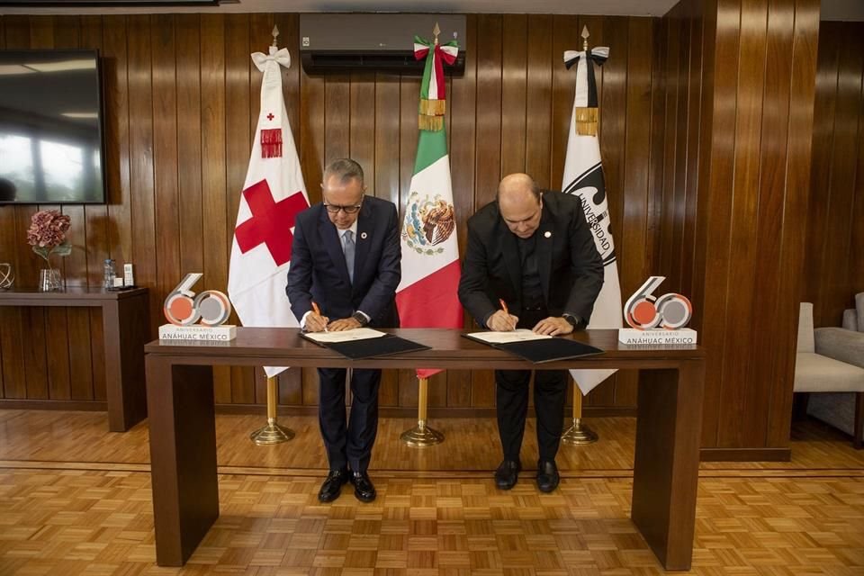 El convenio de colaboración fue firmado por Cipriano Sánchez, Rector del centro educativo, y Carlos Freaner, presidente del Consejo Nacional de Directores de la Cruz Roja Mexicana.