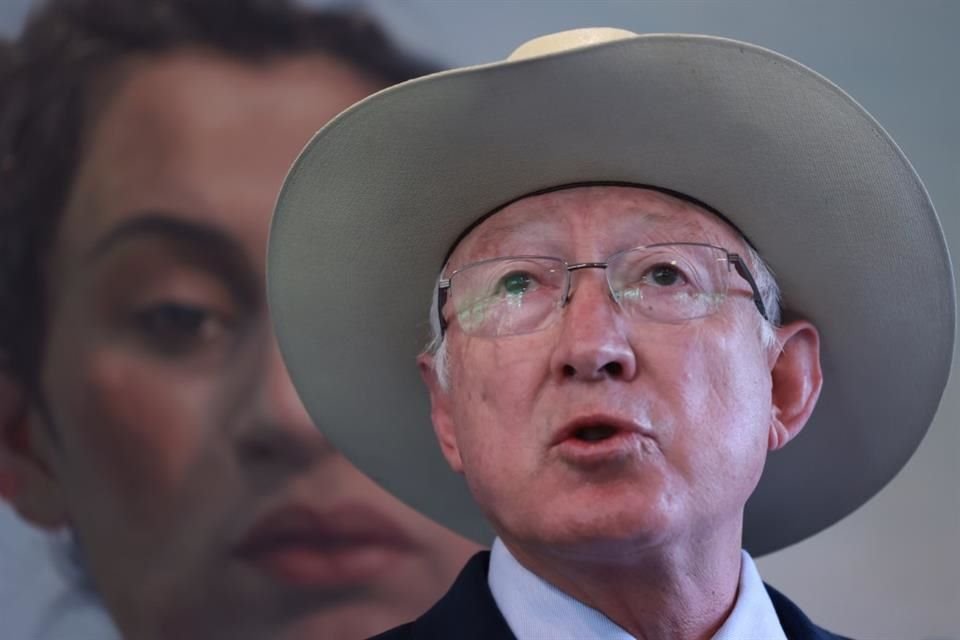 El Embajador Ken Salazar durante una conferencia de prensa en México.