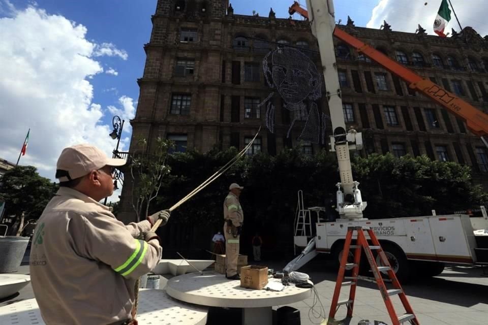 Trabajadores iniciaron hoy con la instalación de figuras monumentales en edificios de Gobierno de la CDMX.