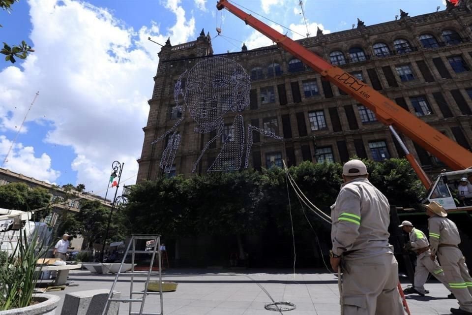 Un total de 12 figuras serán colocadas en diferentes edificios alrededor del Zócalo capitalino.