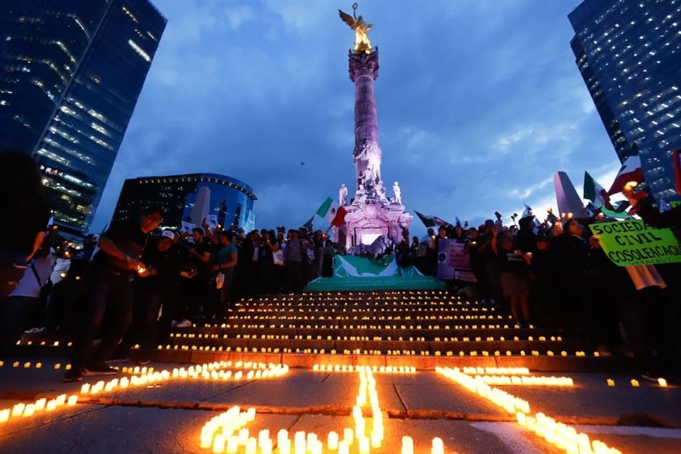 Protesta de trabajadores de PJF contra la reforma judicial en el Ángel de la Independencia.