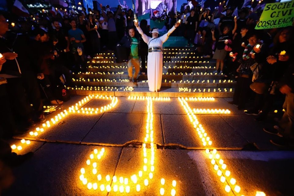 Más de 4 mil integrantes del PJF protestan en el Ángel de la Independencia contra la reforma judicial  y su aprobación en comisiones.