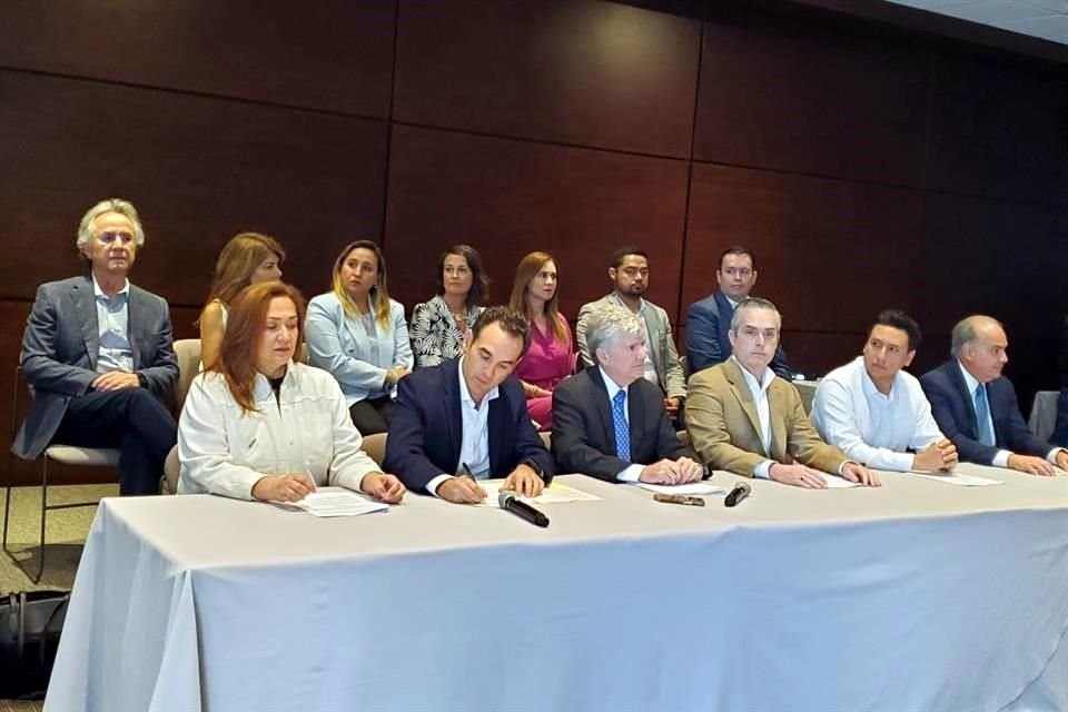 Gabriela Sagaón, de Vertebra; Mauricio de la Garza, del Consejo Cívico; Gabriel Chapa, de Coparmex NL; Bernardo Sada, de Caprobi; Javier Suárez, de Anade NL, y Héctor Villarreal, de Canaco.