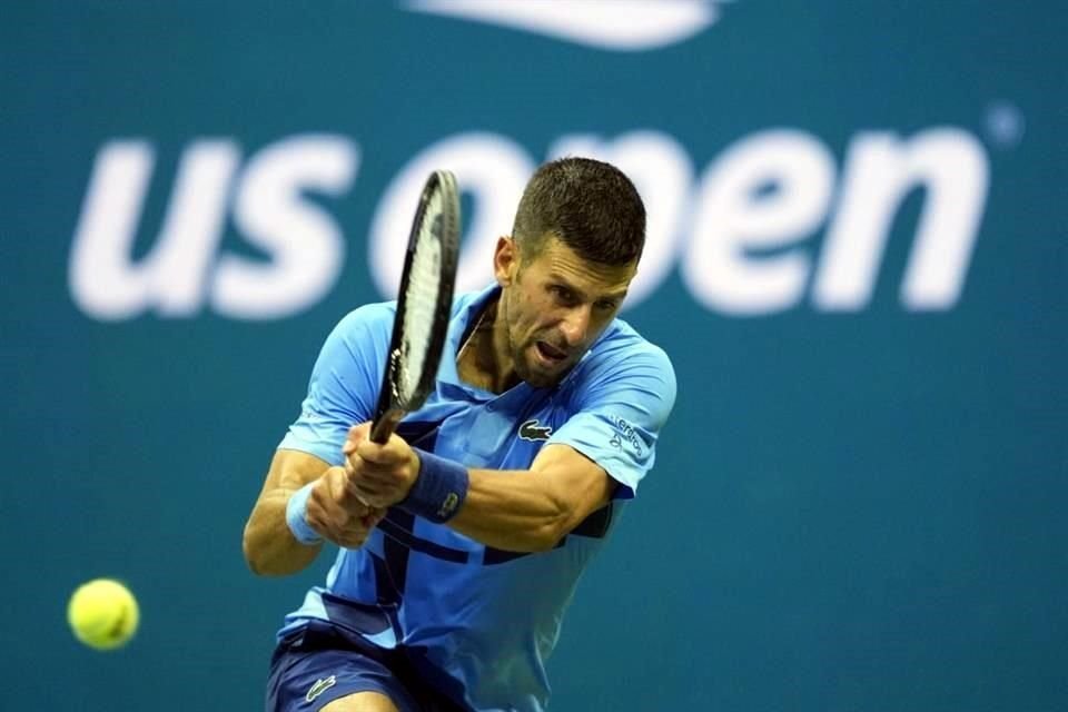 Novak Djokovic arrasó en los dos primeros sets, y remontó en el tercero para decretar su triunfo este lunes en Nueva York.