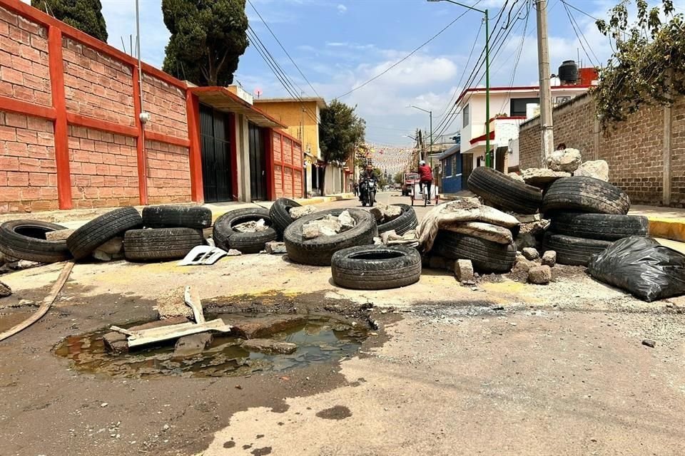 La Calle Seris, en Culturas de México, se construyó en 2023, las inundaciones de este mes provocaron que se abriera un megabache que vecinos han tratado de cubrir con tabiques.