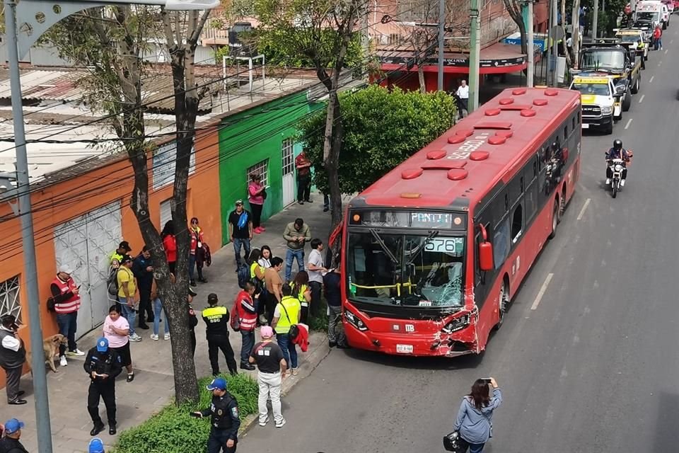 De acuerdo con el testimonio del chofer, la unidad de pasajeros se quedó sin frenos, por lo que perdió el control y embistió al resto de vehículos.