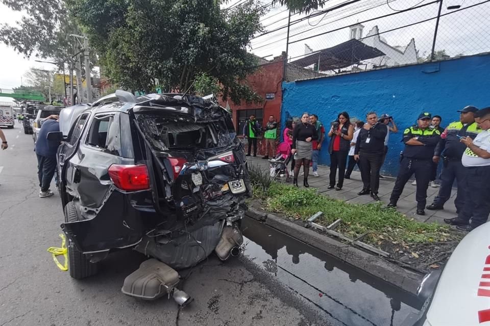 Servicios de emergencia atendieron a los heridos y trasladaron a uno de ellos a un hospital. 