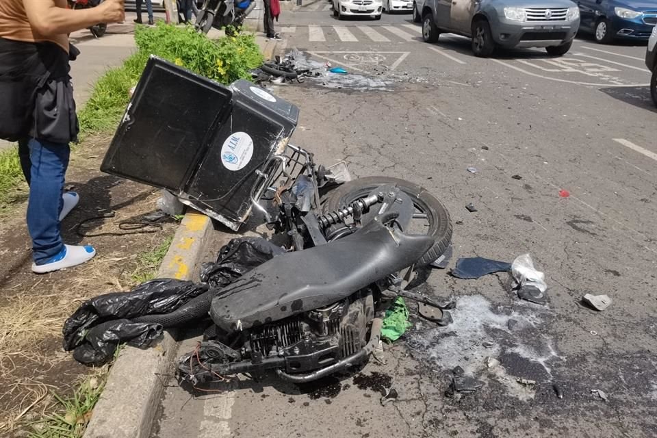 Cuatro personas resultaron lesionadas y 11 vehículos estuvieron involucrados, entre ellos una motocicleta. 