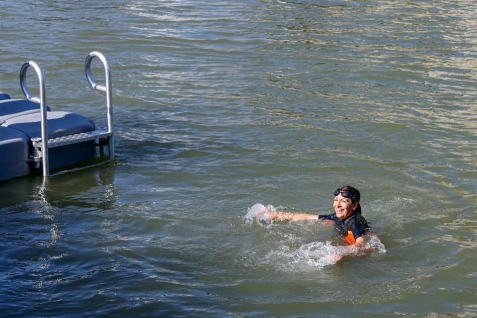 Un día antes de la inauguración de los Juegos Paralímpicos, la alcaldesa de París, Anne Hidalgo, volvió a sumergirse en el río Sena.