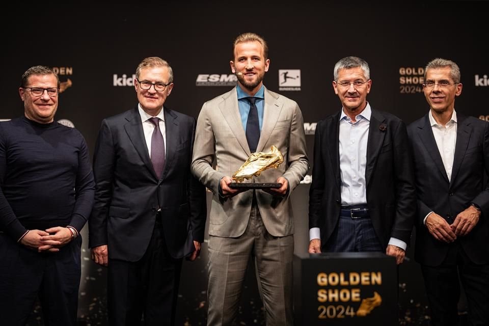 El delantero inglés Harry Kane recibió la Bota de Oro por sus 36 goles en la Bundesliga la temporada pasada con la camiseta del Bayern Múnich.