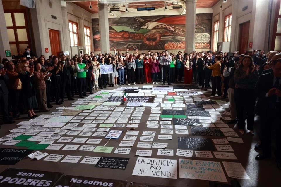 Los manifestantes aguardaron el paso de los ministros con pancartas y banderas.