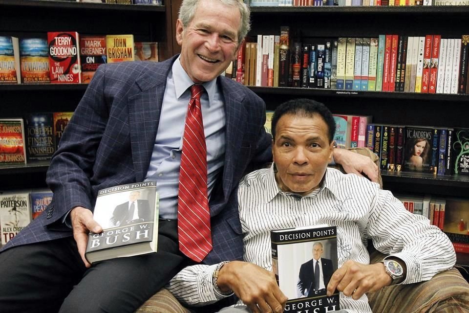 Célebres personajes y autores suelen presentar sus libros en Barnes & Noble; en la imagen el expresidente George W. Bush y el boxeador Muhammad Ali durante una firma de libros del mandatario.