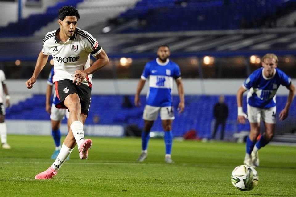 Raúl marcó de penal con el Fulham.