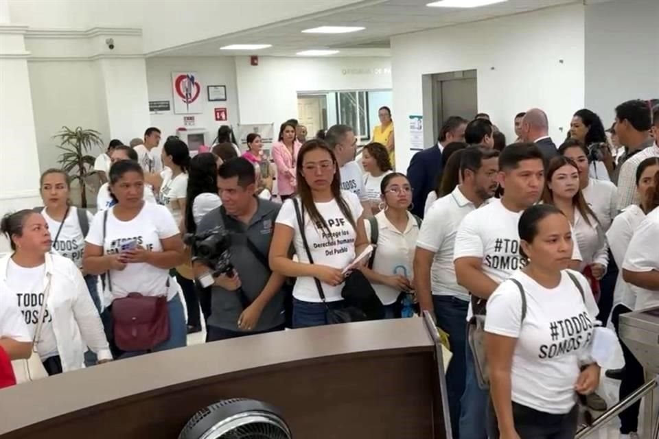 Magistrados, Jueces y trabajadores del PJF salieron de sus instalaciones y caminaron pocas cuadras para arribar a las oficinas del STJE.