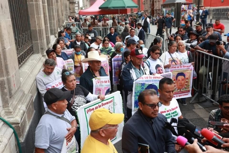 Padres de los 43 normalistas de Ayotzinapa a su salida de Palacio Nacional.