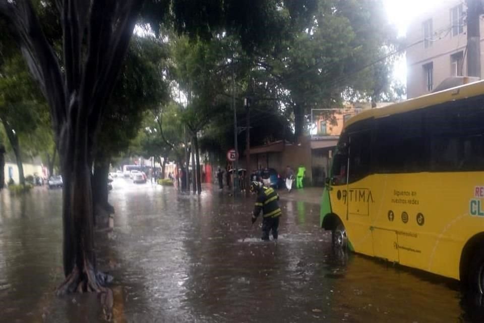 Reportan que calles de la Alcaldía Tlalpan se encuentran anegadas.