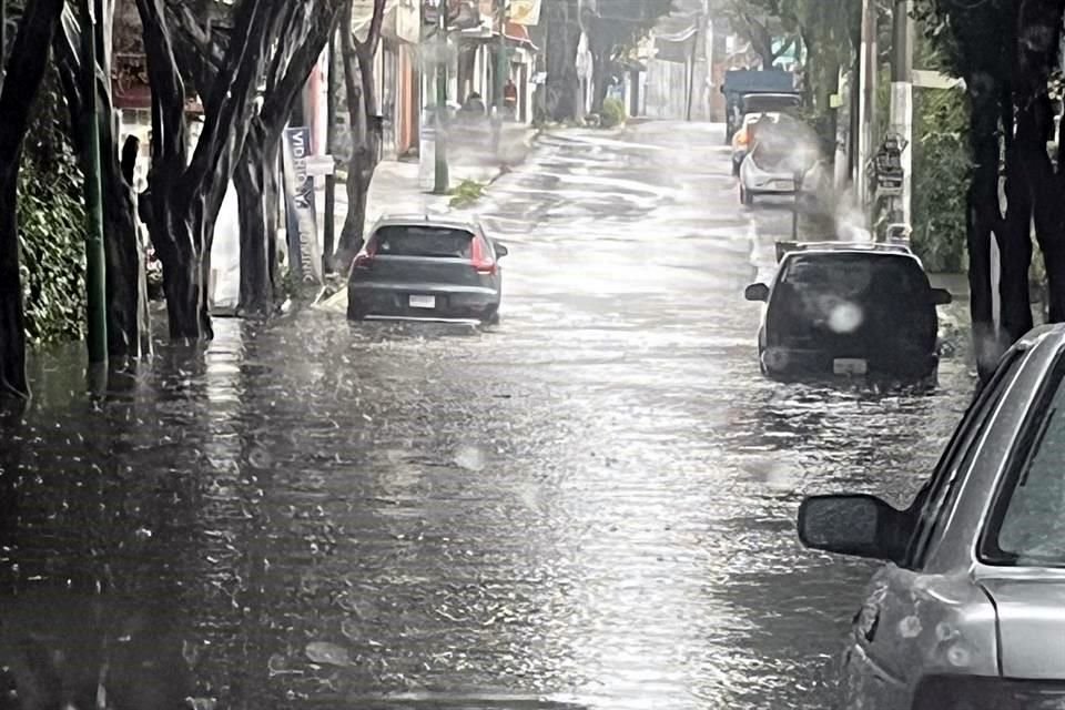 La circulación se ha visto afectada por el agua acumulada.