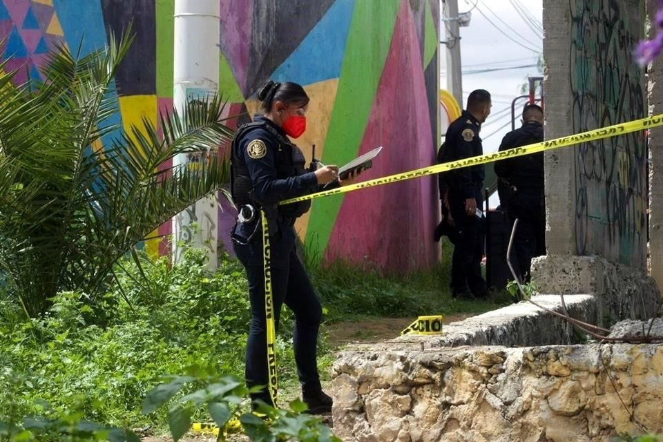 El cuerpo fue hallado al interior de un tambo de plástico azul.