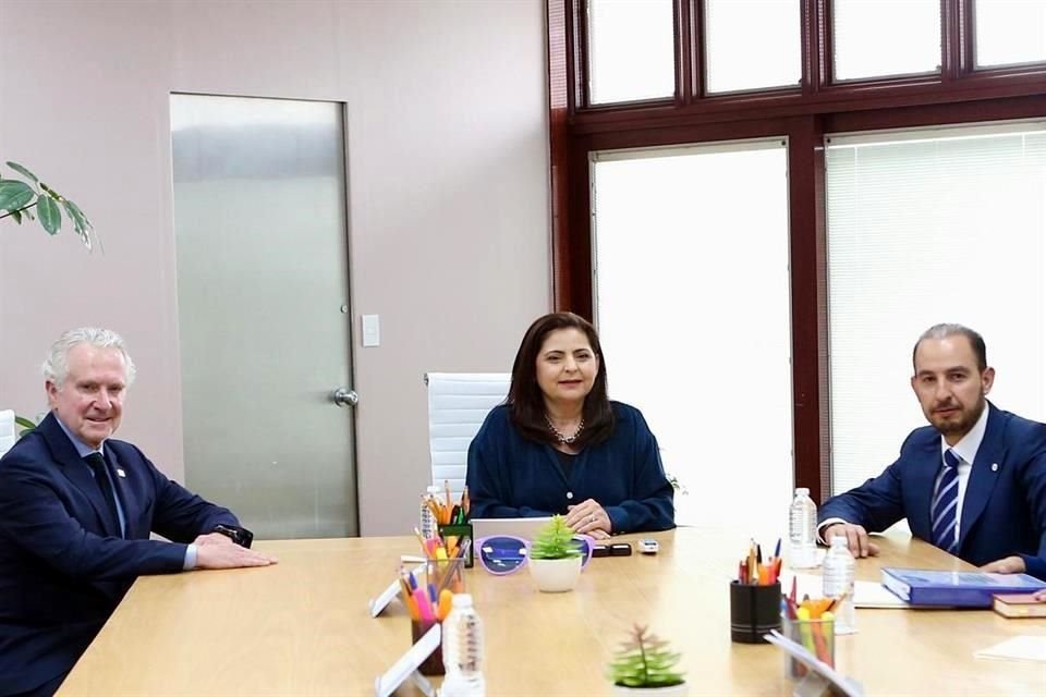 El líder nacional del PAN, Marko Cortés, junto con el diputado Santiago Creel, se reunieron con la presidenta de la Sala Superior, Mónica Soto.