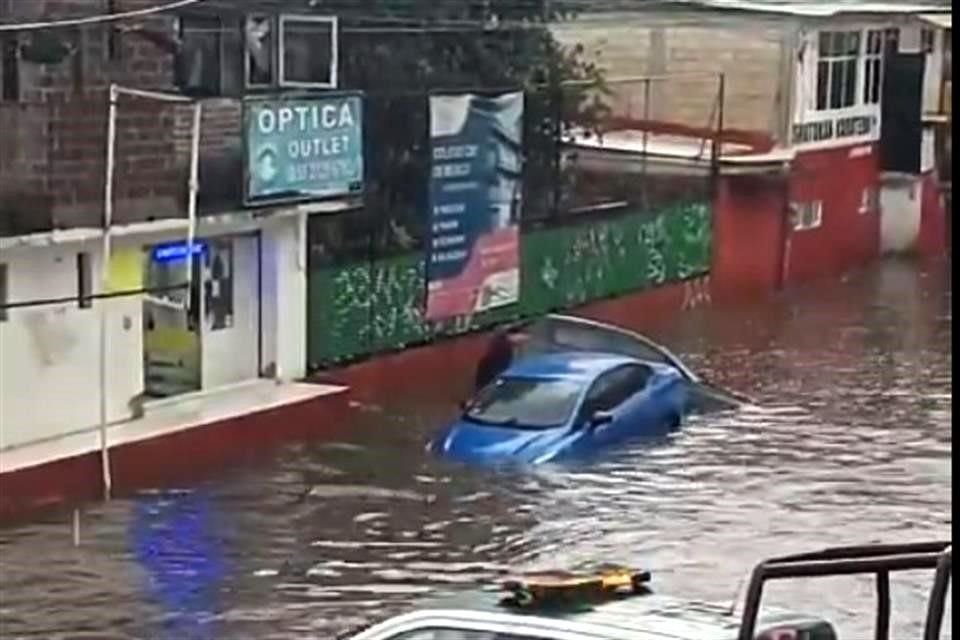 Un auto quedó sumergido durante la acumulación de lluvia.