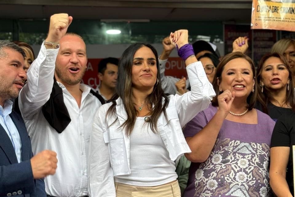 Alessandra Rojo de la Vega acudió al Tribunal Electoral para realizar una protesta.