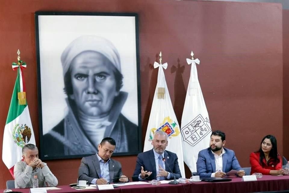 El Gobernador de Michoacán convocó a alcaldes y legisladores, algunos de ellos del PRD.