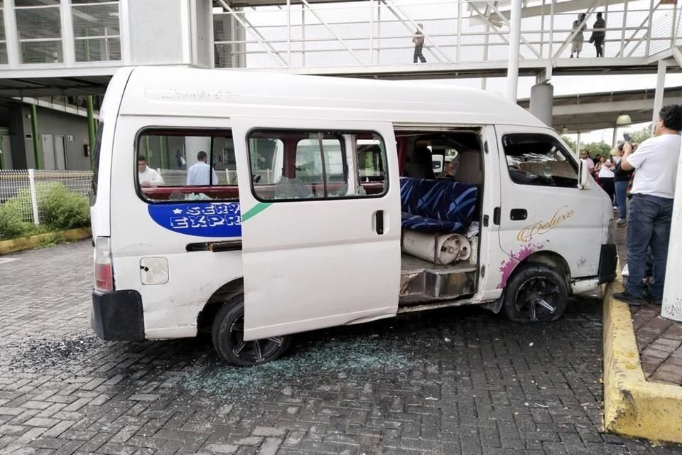 Diferentes camionetas fueron vandalizadas, presuntamente por sujetos desconocidos.