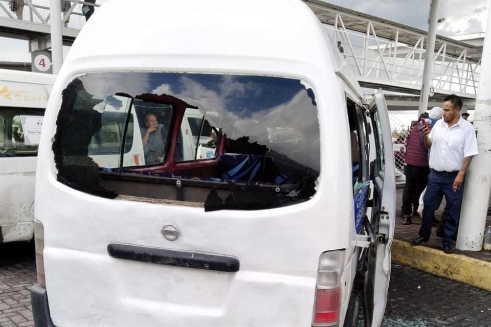 Cristales rotos, llantas pinchadas y camionetas con pintas es el saldo tras el ataque.