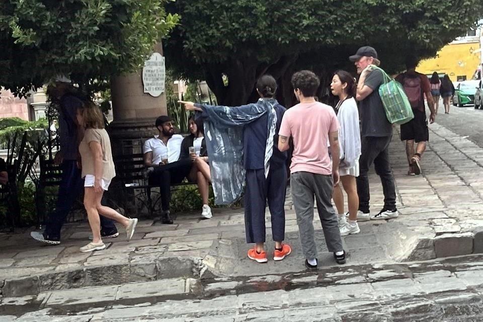 El músico cargó una bolsa verde que compró en el mercado, en donde traía impermeables, playeras y platos de cerámica.