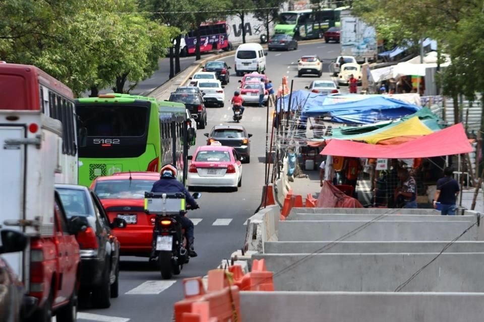 Debido a las obras y a puestos ambulantes, automovilistas y transporte encuentra una reducción de carril.