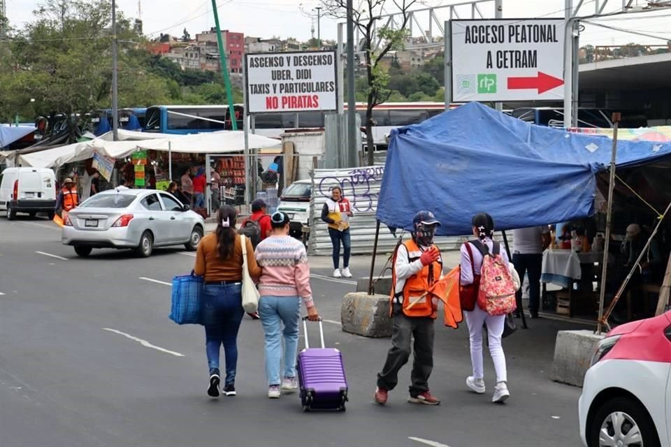 Para ingresar a la Terminal de Autobuses, usuarios debes ingresar entre ambulantaje.