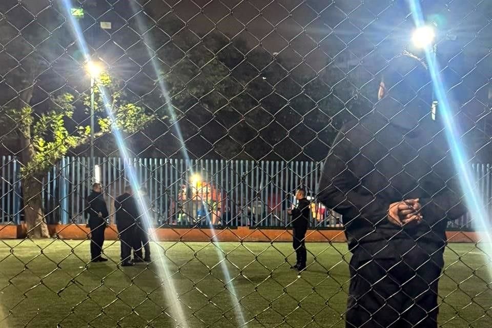 Mientras jugaban fútbol en un deportivo de Benito Juárez, dos hombres resultaron lesionados por balas.