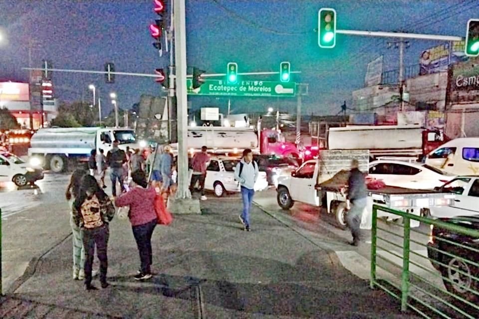 Reclamos. La Carretera Texcoco-Lechería y la Avenida Central fueron bloqueadas tras el atentado en contra del hermano del ex regidor Guillermo Fragoso.